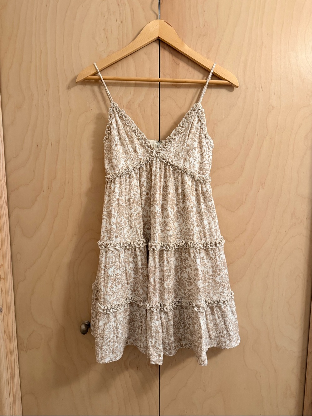 GB Boho Tiered Spaghetti Strap Mini Dress in Cream + Tan Floral Print XS
